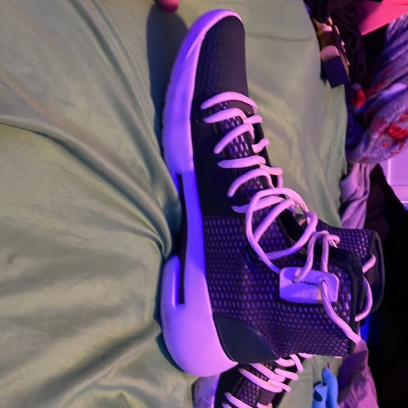 Size 8 under armor basket ball shoes really good the color is dark green - Picture 3 of 6